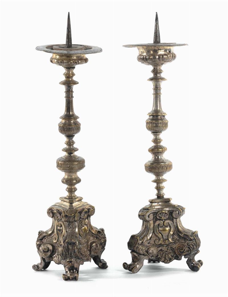 Coppia di candelieri in metallo argentato, XVIII secolo  - Asta Antiquariato e Dipinti Antichi - Cambi Casa d'Aste