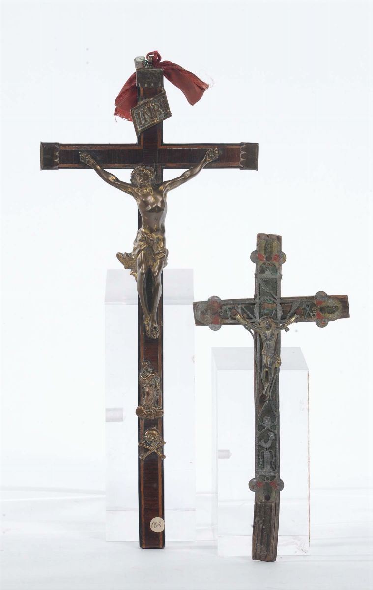 Due crocifissi di cui uno in bronzo, XVIII secolo, e uno in stagno  - Auction OnLine Auction 4-2013 - Cambi Casa d'Aste