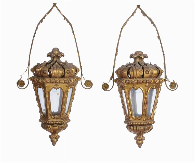 Coppia di lampioni in legno intagliato e dorato, XVIII-XIX secolo altezza cm 67  - Asta Antiquariato e Dipinti Antichi - Cambi Casa d'Aste