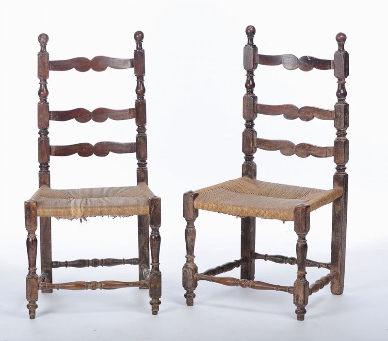 Copia di sedie in noce con schienale a birilli, Siena XVIII secolo  - Asta Asta a Tempo 1-2015 - Cambi Casa d'Aste