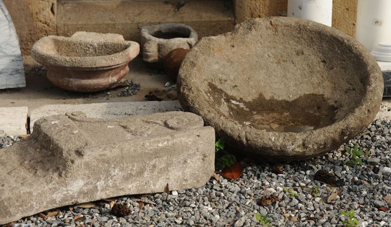 Acquasantiera e mensola in pietra serena, XIX secolo  - Asta Antiquariato e Dipinti Antichi - Cambi Casa d'Aste