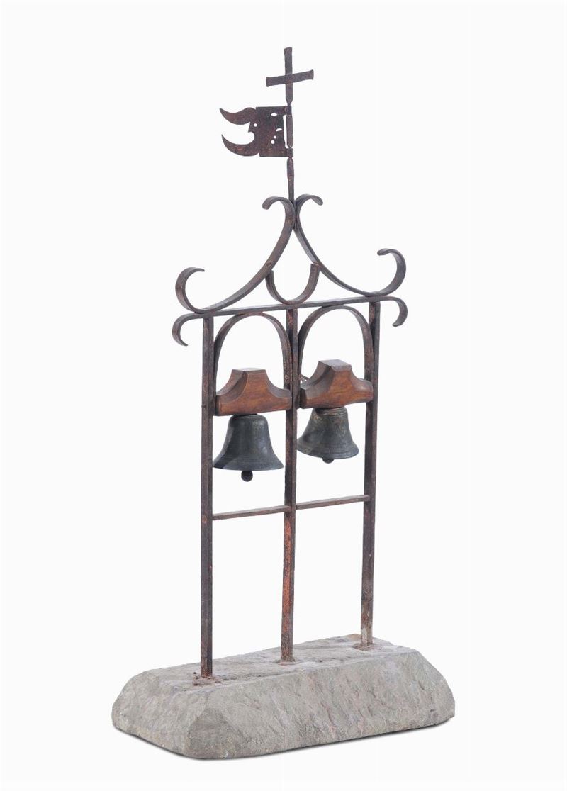 Piccola struttura argitettonica in ferro a due campane per Messa da campo, XVIII secolo  - Asta Antiquariato, Affidamenti da raffinate dimore private - Cambi Casa d'Aste