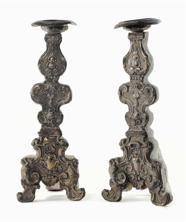 Coppia di candelieri in legno, argento e metallo argentato