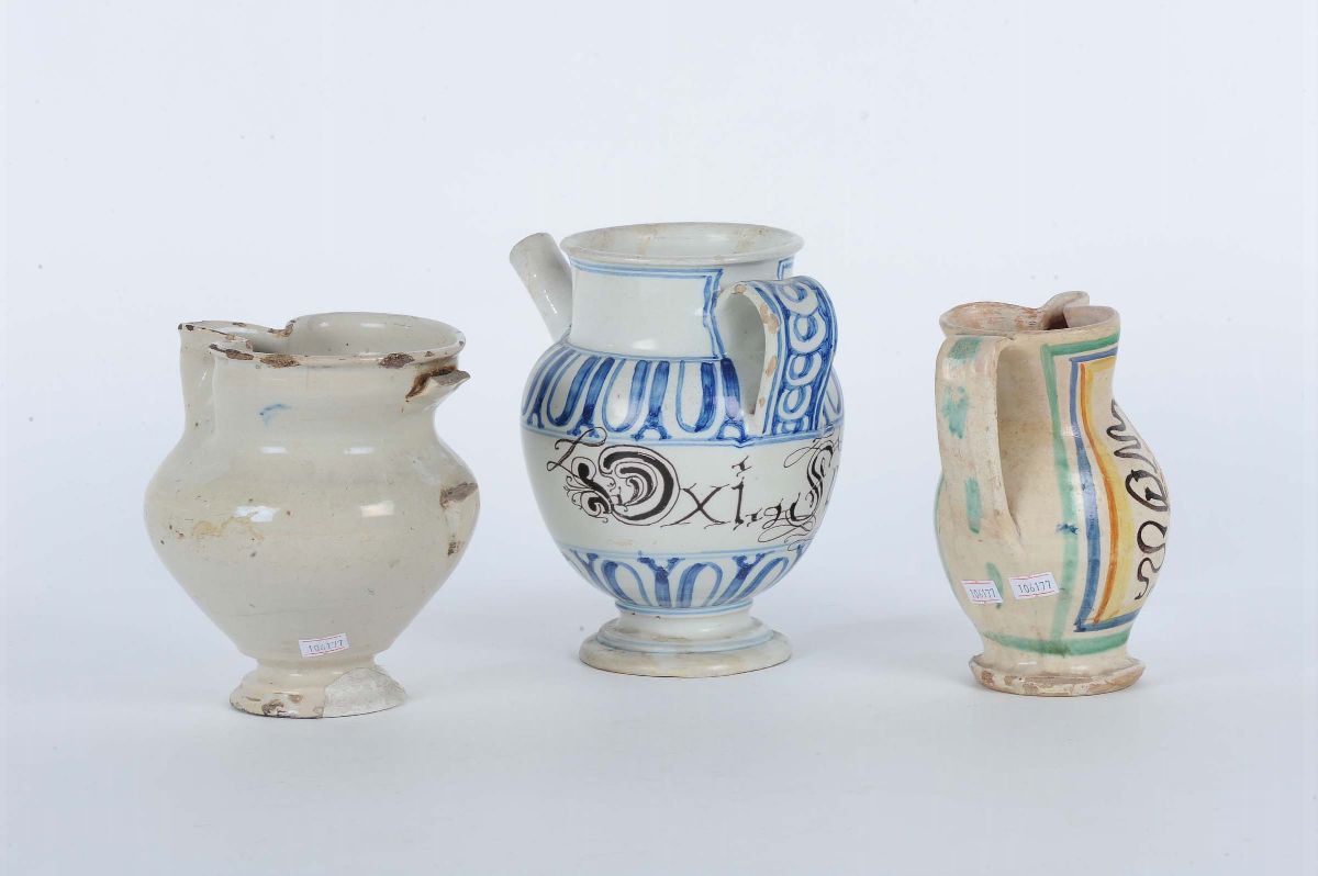 Lotto di Tre Antiche Brocche in Maiolica