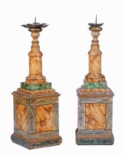 Coppia di Portaceri in Legno Marmorizzato su Basi a Plinto, Italia Centrale XVII-XVIII Secolo