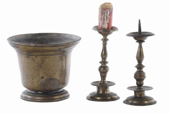 Lotto composto da mortaio e due piccoli candelieri,  XVIII-XIX secolo