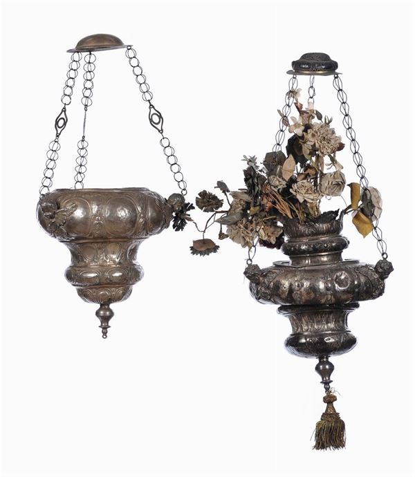 Due lampade votive differenti in argento con corpo baccellato, manifattura Italiana del XVIII secolo