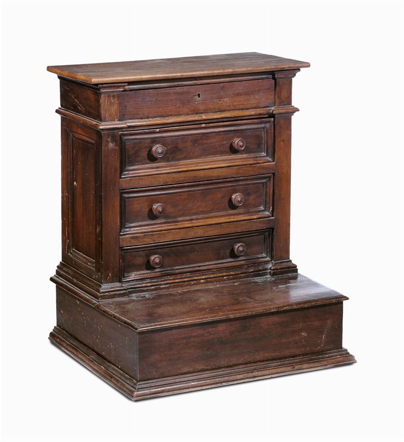 Inginocchiatoio in noce a tre cassetti, XVIII secolo  - Asta Antiquariato e Dipinti Antichi - Cambi Casa d'Aste