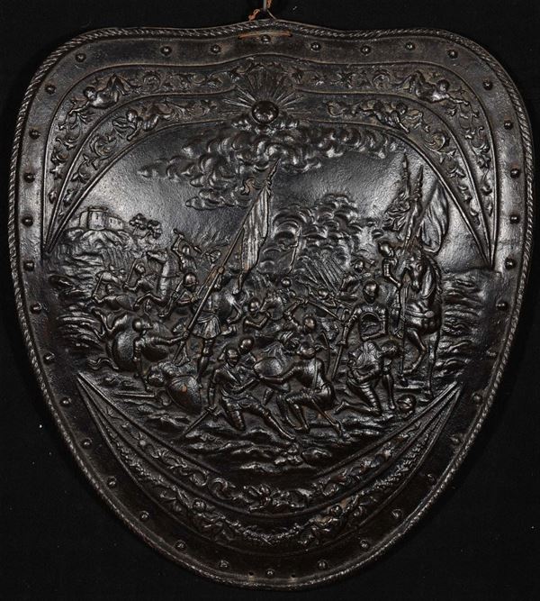 Scudo decorativo in ferro con scena di battaglia,  XIX-XX secolo