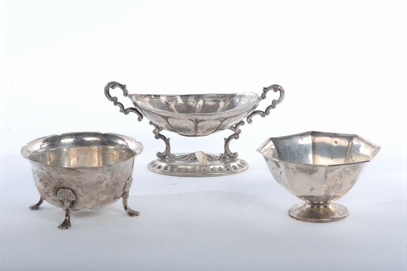 Tre vaschette diverse in argento  - Asta Argenti e Gioielli Antichi e Contemporanei - Cambi Casa d'Aste