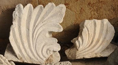 Coppia di Decorazioni in Pietra a Guisa di Conchiglia, XVII Secolo