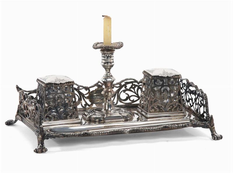 Calamaio inglese in argento con candeliere centrale  - Asta Argenti e Gioielli Antichi e Contemporanei - Cambi Casa d'Aste