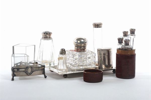 Lotto di calamaio e altri oggetti in vetro e argento