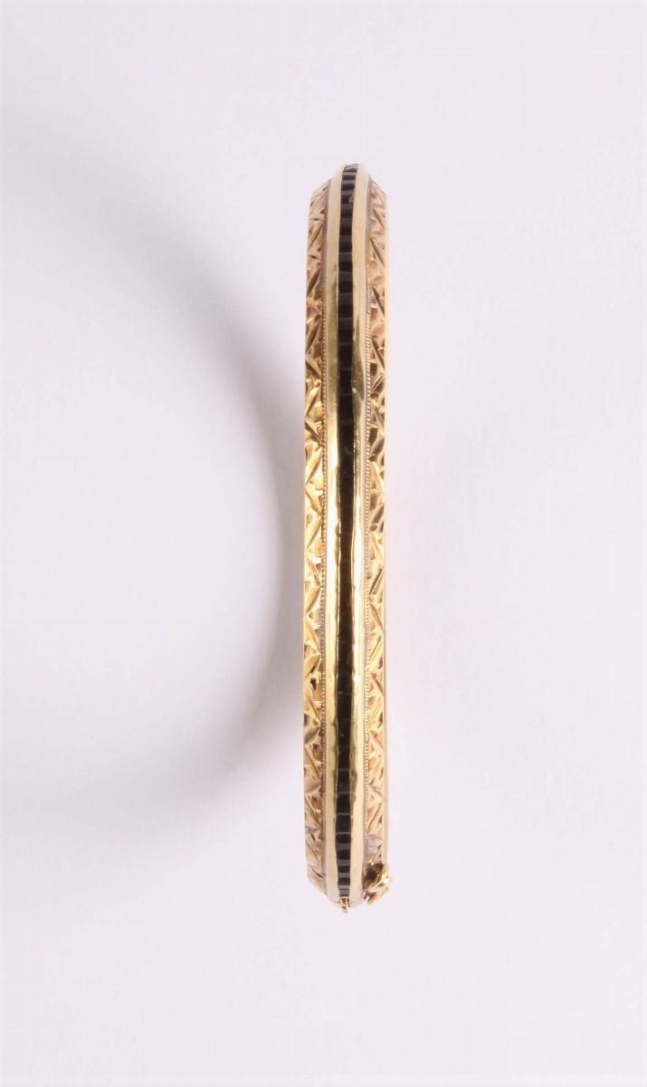Bracciale rigido inciso con rotaia di zaffiri  - Auction Silvers, Ancient and Comtemporary Jewels - Cambi Casa d'Aste