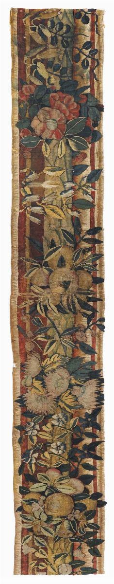 Frammento di bordo di arazzo, XVIII secolo  - Asta Tappeti Antichi - Cambi Casa d'Aste