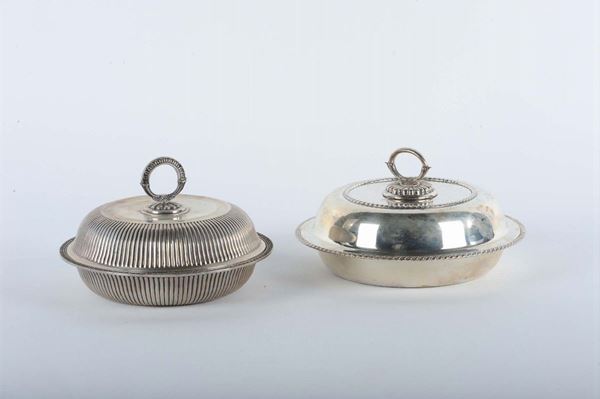 Due legumiere circolari con coperchio in argento