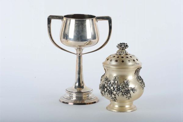 Coppa e vaso portafiori in argento
