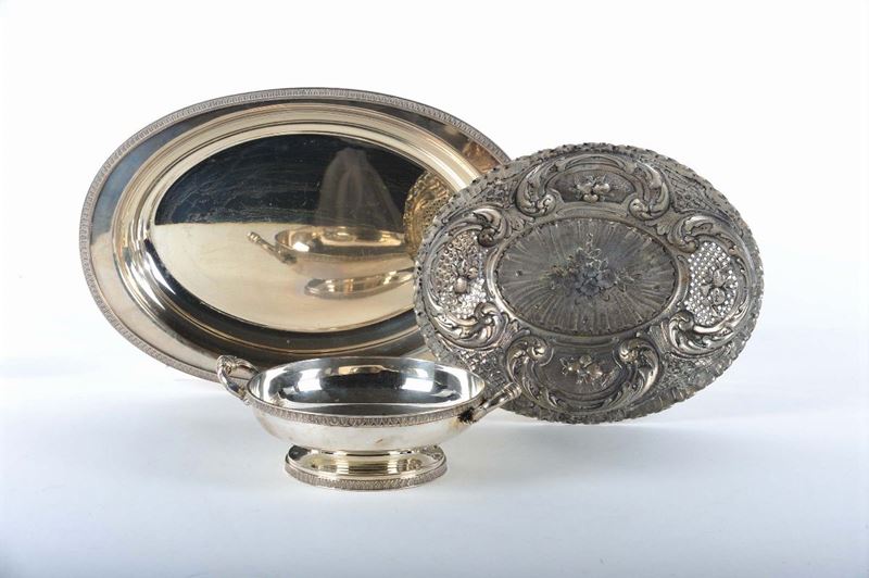 Due coppe ovali ed una circolare in argento  - Asta Argenti e Gioielli Antichi e Contemporanei - Cambi Casa d'Aste