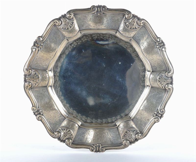 Grande piatto sbalzato in argento  - Auction Silvers, Ancient and Comtemporary Jewels - Cambi Casa d'Aste