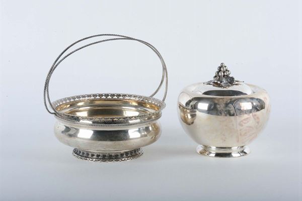 Lotto composto da coppa e cestino in argento