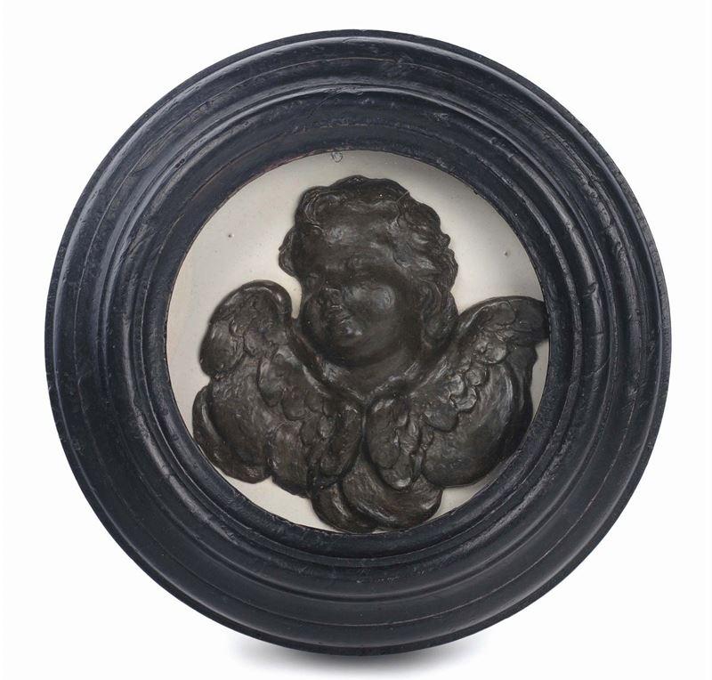 Altorilievo in cera monocroma marrone raffigurante cherubino entro cornice in legno ebanizzato, Italia centrale XVII secolo  - Auction Sculpture and Works of Art - Cambi Casa d'Aste