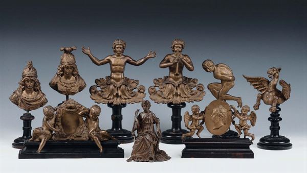 Curioso insieme di nove sculture in bronzo dorato a freddo, XVIII-XIX secolo