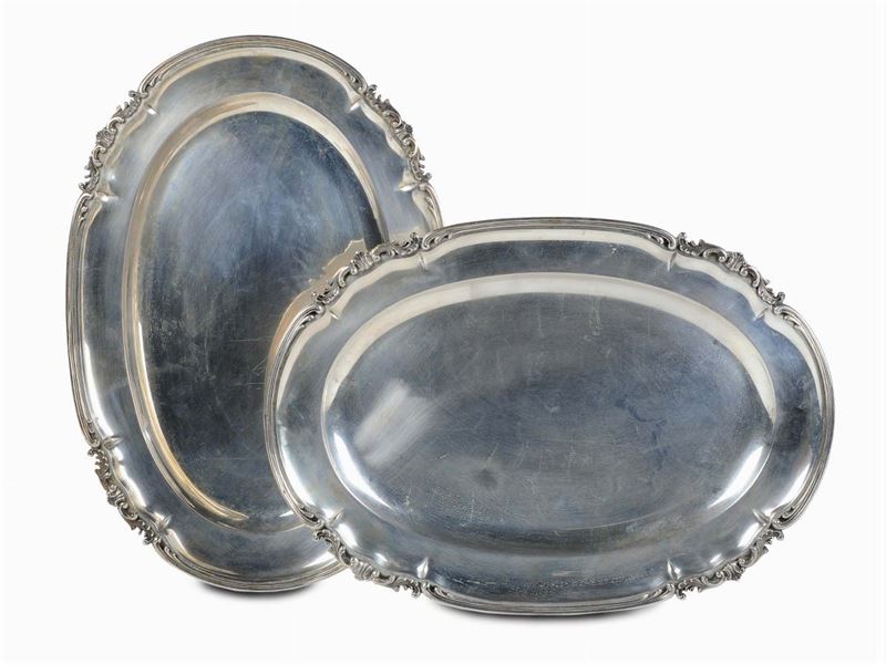 Coppia di vassoi in argento forma ovale con profilo sagomato, marchio E. Cipollina, Genova XX secolo  - Auction Silvers, Ancient and Comtemporary Jewels - Cambi Casa d'Aste