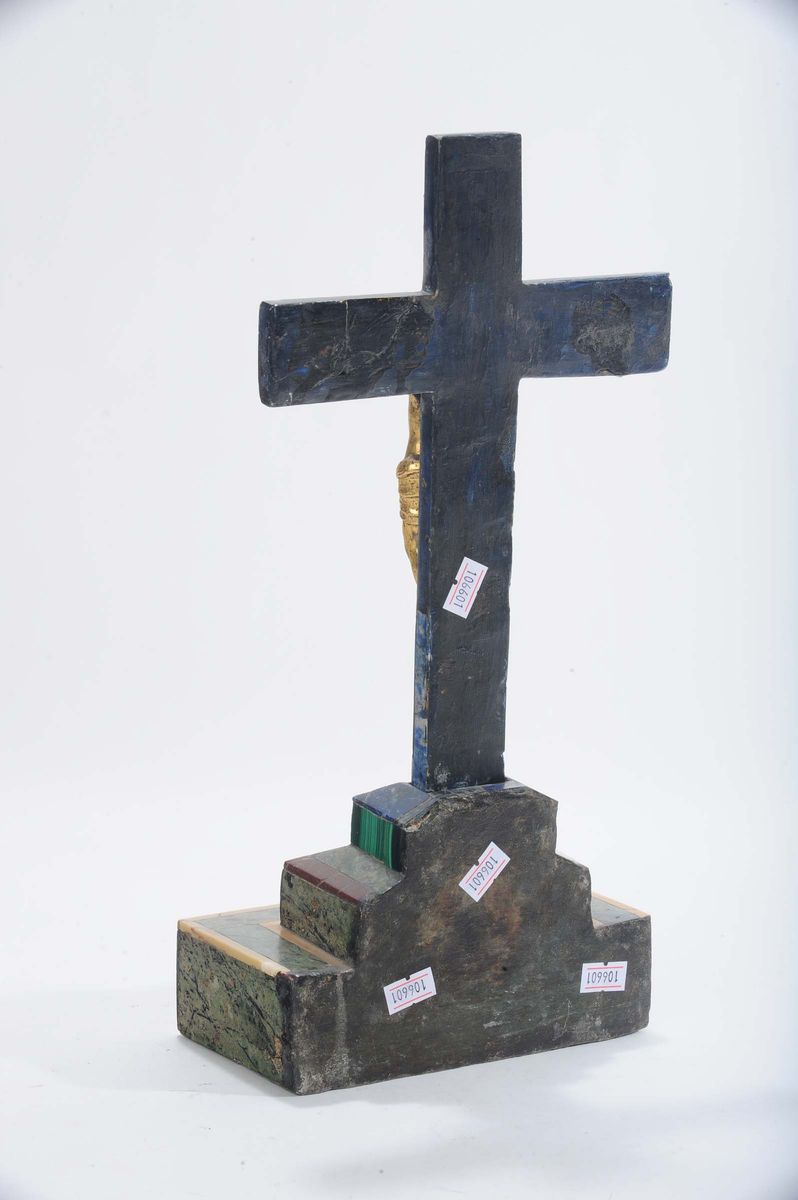 Crocifisso in Marmi Policromi con Cristo in Bronzo Dorato, Italia Centrale Inizi XVIII Secolo