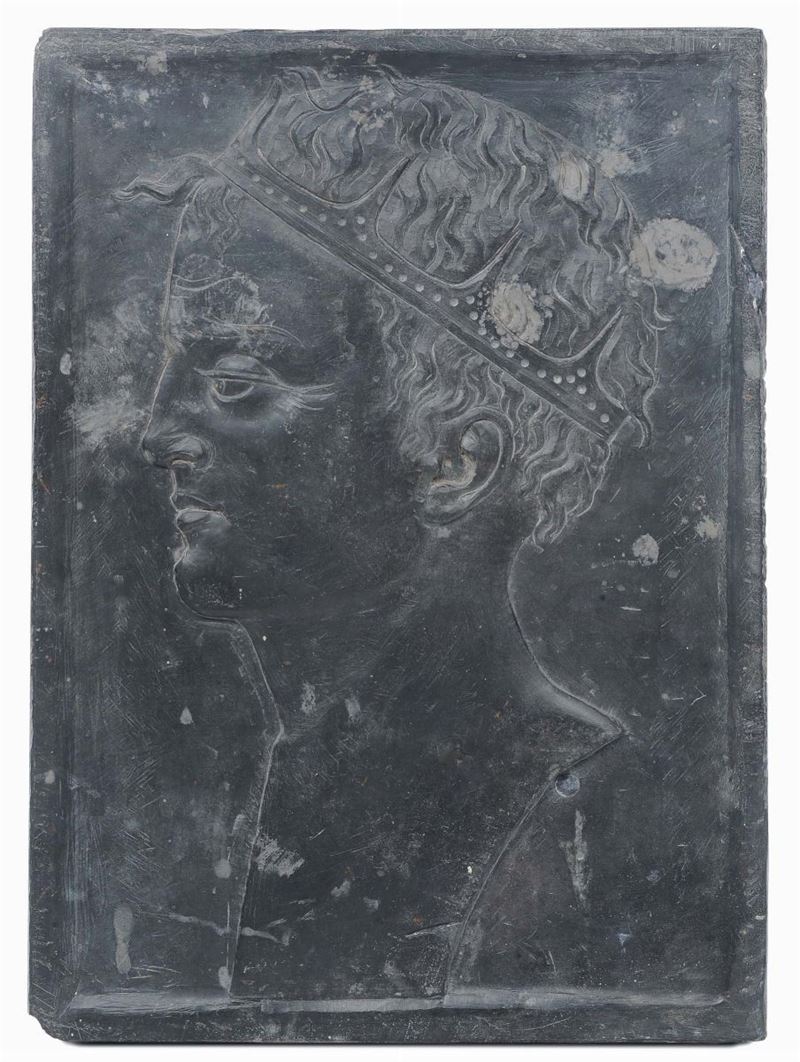 Bassorilievo su ardesia raffigurante profilo di giovane coronato, maestranze Liguri XVII-XVIII secolo  - Asta Scultura e Oggetti d'Arte - Cambi Casa d'Aste
