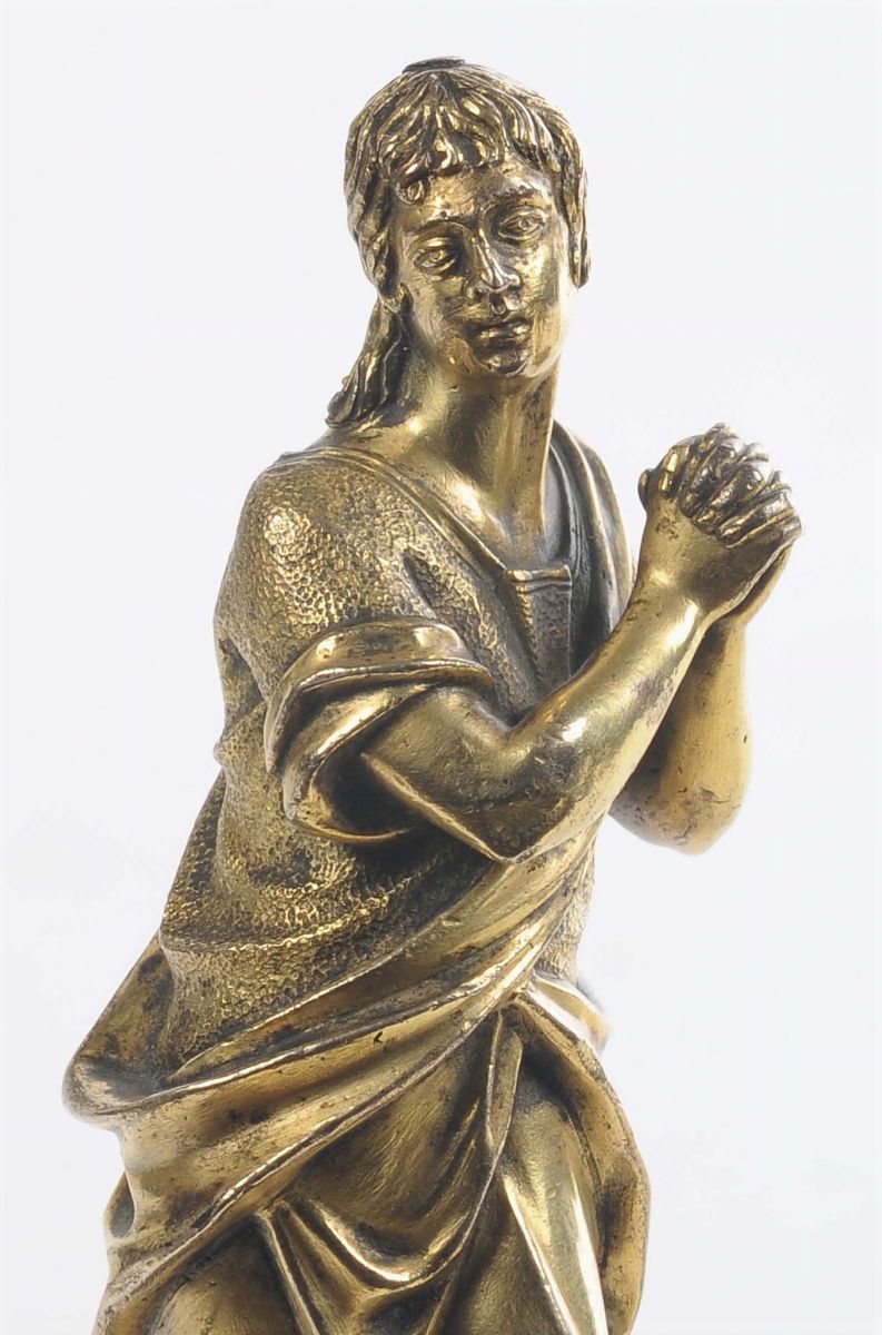 Figura in Bronzo Fuso, Cesellato e Dorato Raffigurante Giovane Santo Orante con Tunica, Veneto Fi...