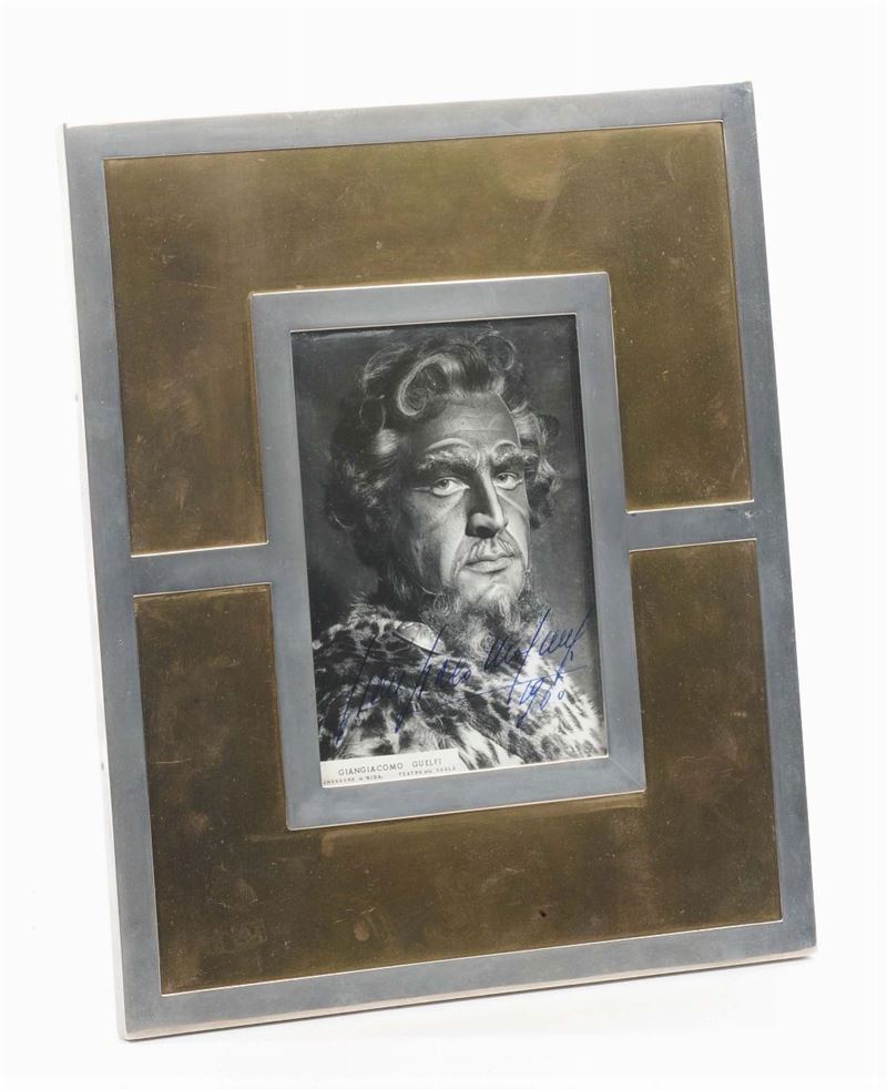 Portafoto in metallo anni '50 con foto e dedica del cantante Guelfi  - Asta Asta OnLine 04-2012 - Cambi Casa d'Aste