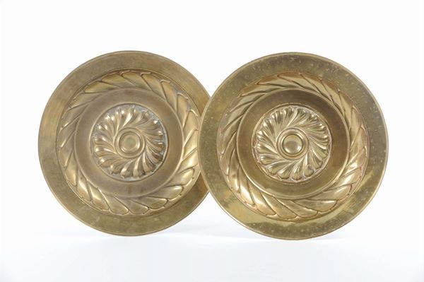 Coppia di piatti elemosinieri in rame sbalzato