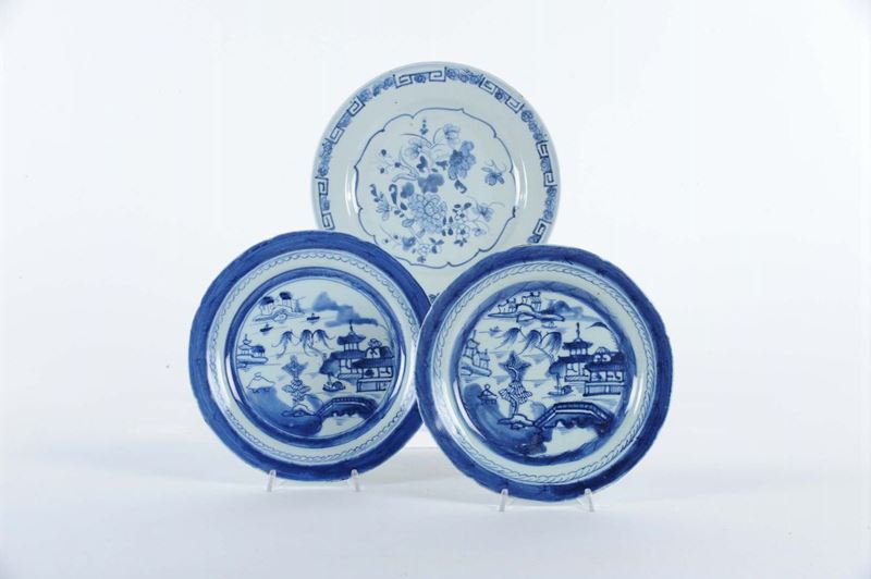 Tre piatti in porcellana, Cina  - Asta Antiquariato e Dipinti Antichi - Cambi Casa d'Aste