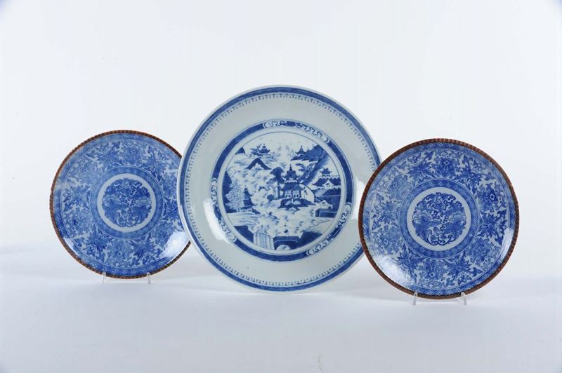 Tre piatti in porcellana, Cina  - Asta Antiquariato e Dipinti Antichi - Cambi Casa d'Aste