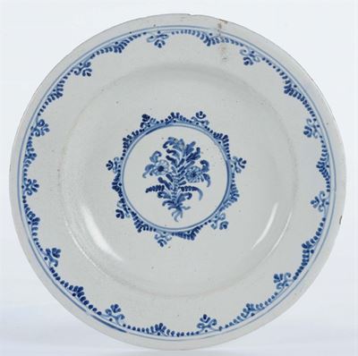 Piatto in Maiolica a Decoro Bianco e Blu