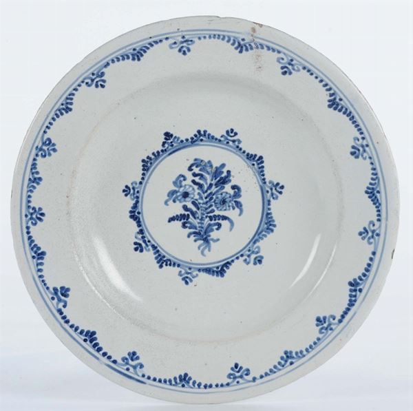 Piatto in maiolica a decoro bianco e blu