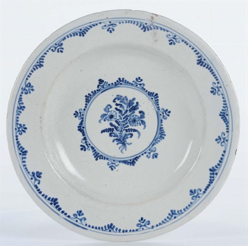 Piatto in maiolica a decoro bianco e blu  - Asta Antiquariato e Dipinti Antichi - Cambi Casa d'Aste