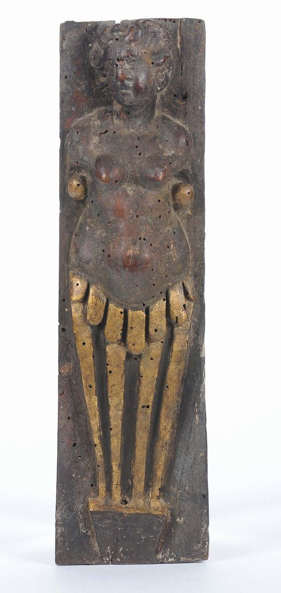 Frammento di scultura in legno scolpito con figura femminile