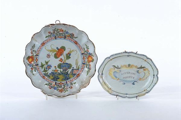 Due piatti da parete in maiolica