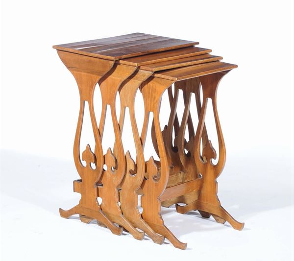 Quattro tavolini a nido