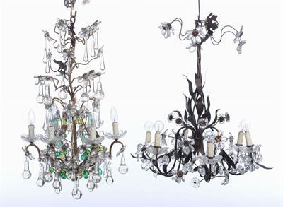 Due Lampadarietti Diversi a Sei Luci in Metallo e Cristalli