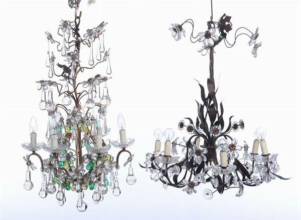 Due lampadarietti diversi a sei luci in metallo e cristalli