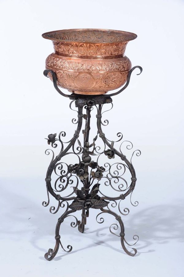 Porta vaso in metallo con vaso in rame sbalzato