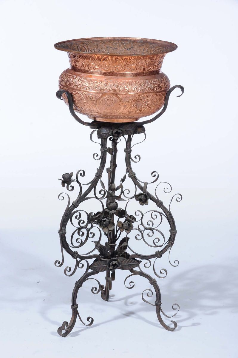 Porta vaso in metallo con vaso in rame sbalzato  - Auction Antique and Old Masters - Cambi Casa d'Aste