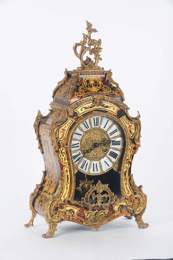 Orologio tipo Boulle lastronato con applicazioni in bronzo dorato