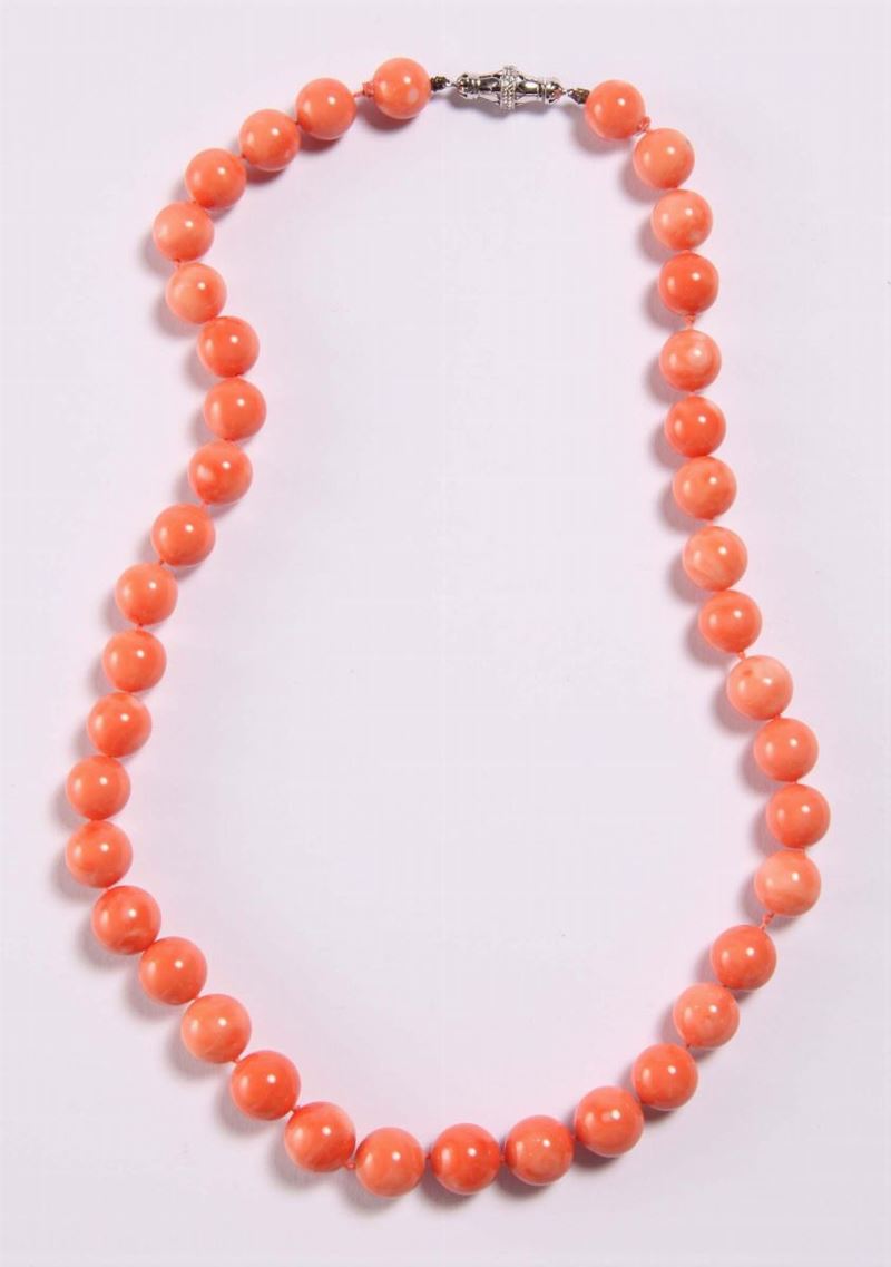 Collana di corallo color rosa arancio  - Asta Argenti e Gioielli Antichi e Contemporanei - Cambi Casa d'Aste