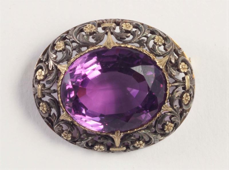 Spilla con ametista  - Asta Argenti e Gioielli Antichi e Contemporanei - Cambi Casa d'Aste