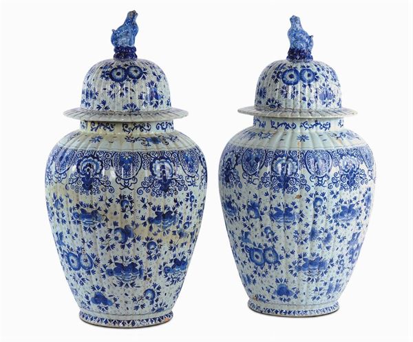 Coppia di potiches in ceramica bianca e blu, Delft