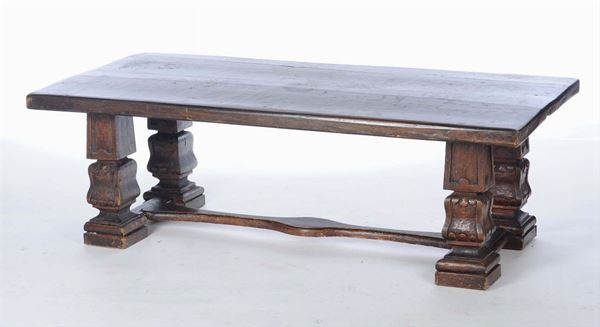 Tavolo basso in noce composto da elementi antichi