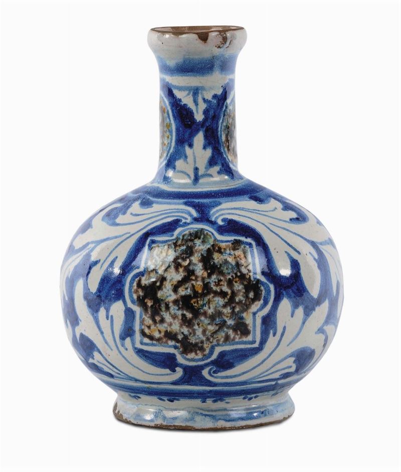 Bottiglia in maiolica, Caltagirone prima metà XVIII secolo  - Asta Antiquariato e Dipinti Antichi - Cambi Casa d'Aste